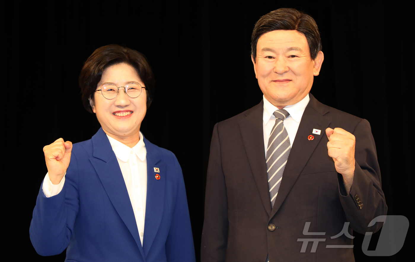 (제주=뉴스1) 오미란 기자 = 제9회 전국동시지방선거 제주도교육감 선거에 출마한 고의숙 후보(왼쪽)와 김광수 후보가 26일 오후 KBS제주방송총국에서 제주도선거방송토론위원회 주관 …