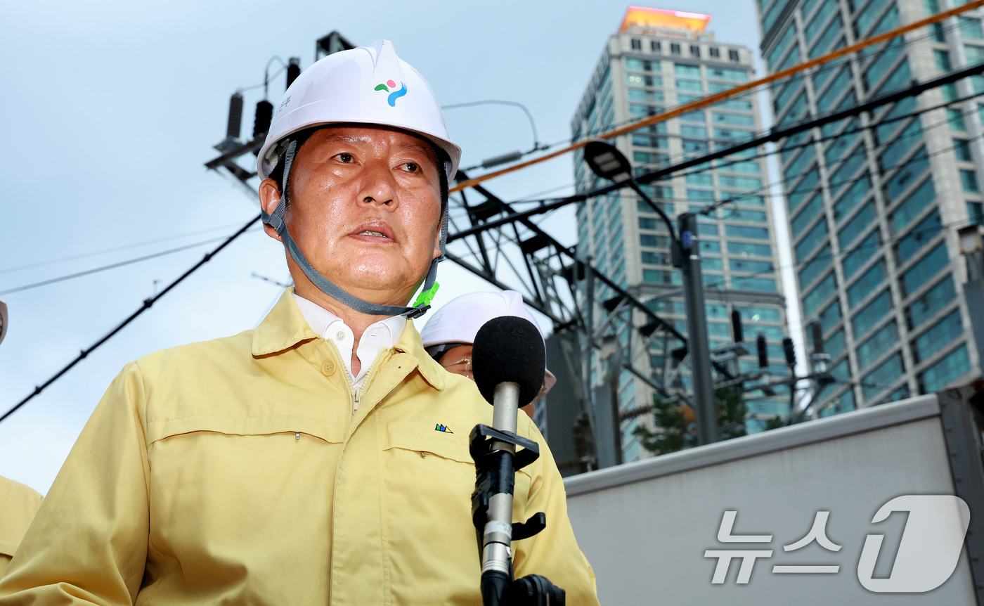 (서울=뉴스1) 이호윤 기자 = 정청래 더불어민주당 대표가 26일 붕괴사고가 발생한 서울 서대문구 서소문 고가 철거 현장을 살핀 뒤 발언하고 있다. 2026.5.26/뉴스1
