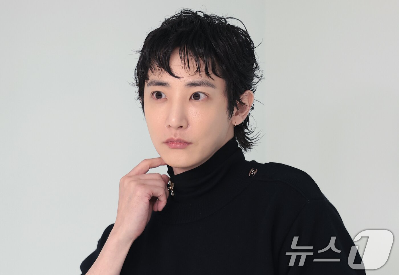 본문 이미지 - 배우 이수혁이 26일 서울 영등포구 퐁비두센터에서 열린 샤넬 '2026 공방 컬렉션 서울 쇼'에 참석해 포즈를 취하고 있다. ⓒ 뉴스1 권현진 기자