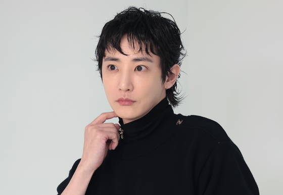 이수혁, 자체발광
