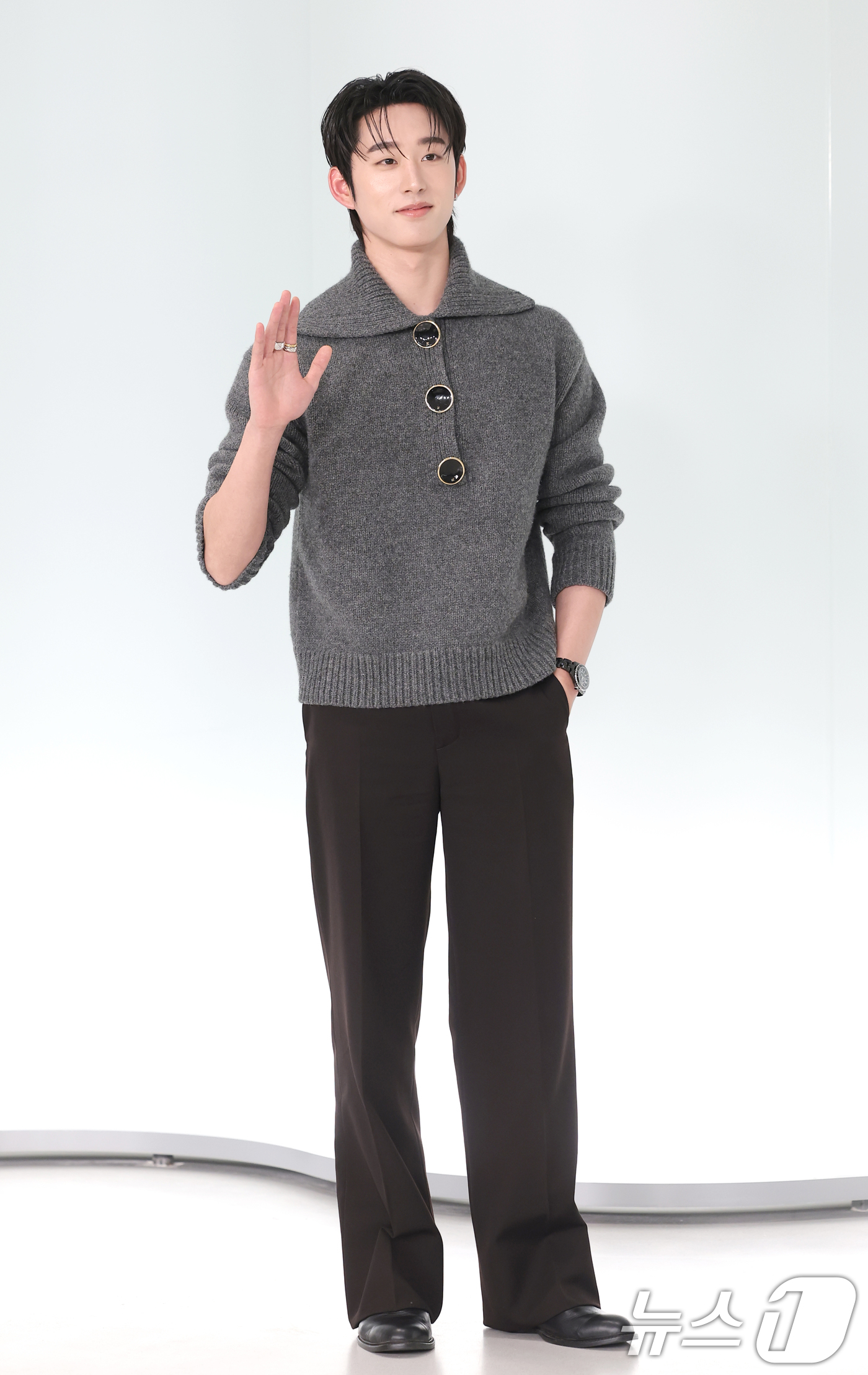 (서울=뉴스1) 권현진 기자 = 태국 배우 est(수파 상가워라웡)이 26일 서울 영등포구 퐁비두센터에서 열린 샤넬 '2026 공방 컬렉션 서울 쇼'에 참석해 포즈를 취하고 있다. …