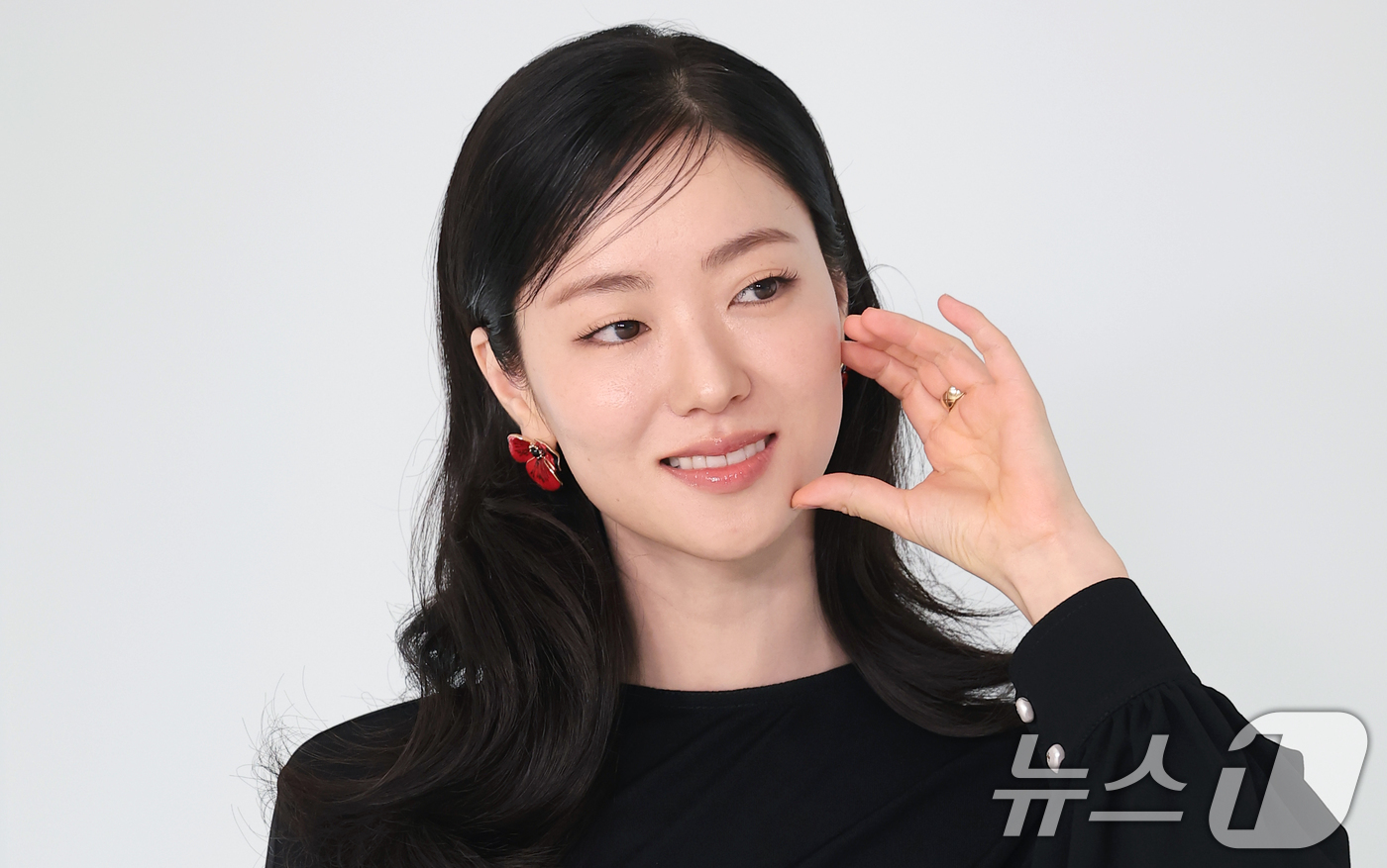 (서울=뉴스1) 권현진 기자 = 배우 전여빈이 26일 서울 영등포구 퐁비두센터에서 열린 샤넬 '2026 공방 컬렉션 서울 쇼'에 참석해 포즈를 취하고 있다. 2026.5.26/뉴스 …