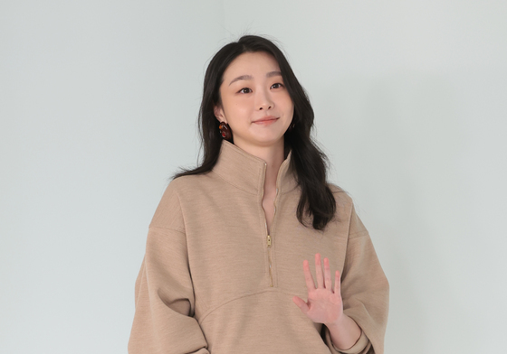 김다미, 우아한 인사