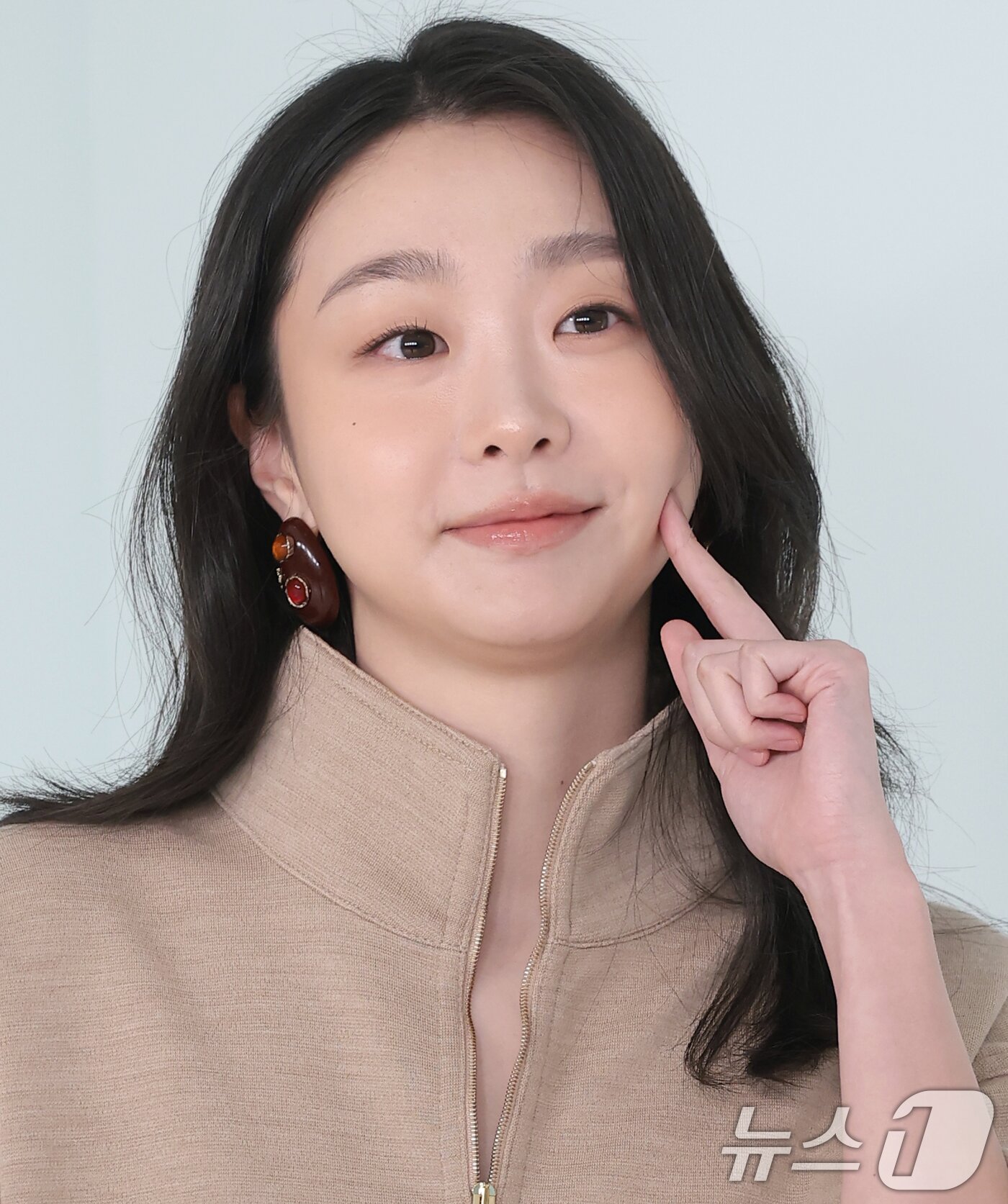 본문 이미지 - 배우 김다미가 26일 서울 영등포구 퐁비두센터에서 열린 샤넬 '2026 공방 컬렉션 서울 쇼'에 참석해 포즈를 취하고 있다. ⓒ 뉴스1 권현진 기자