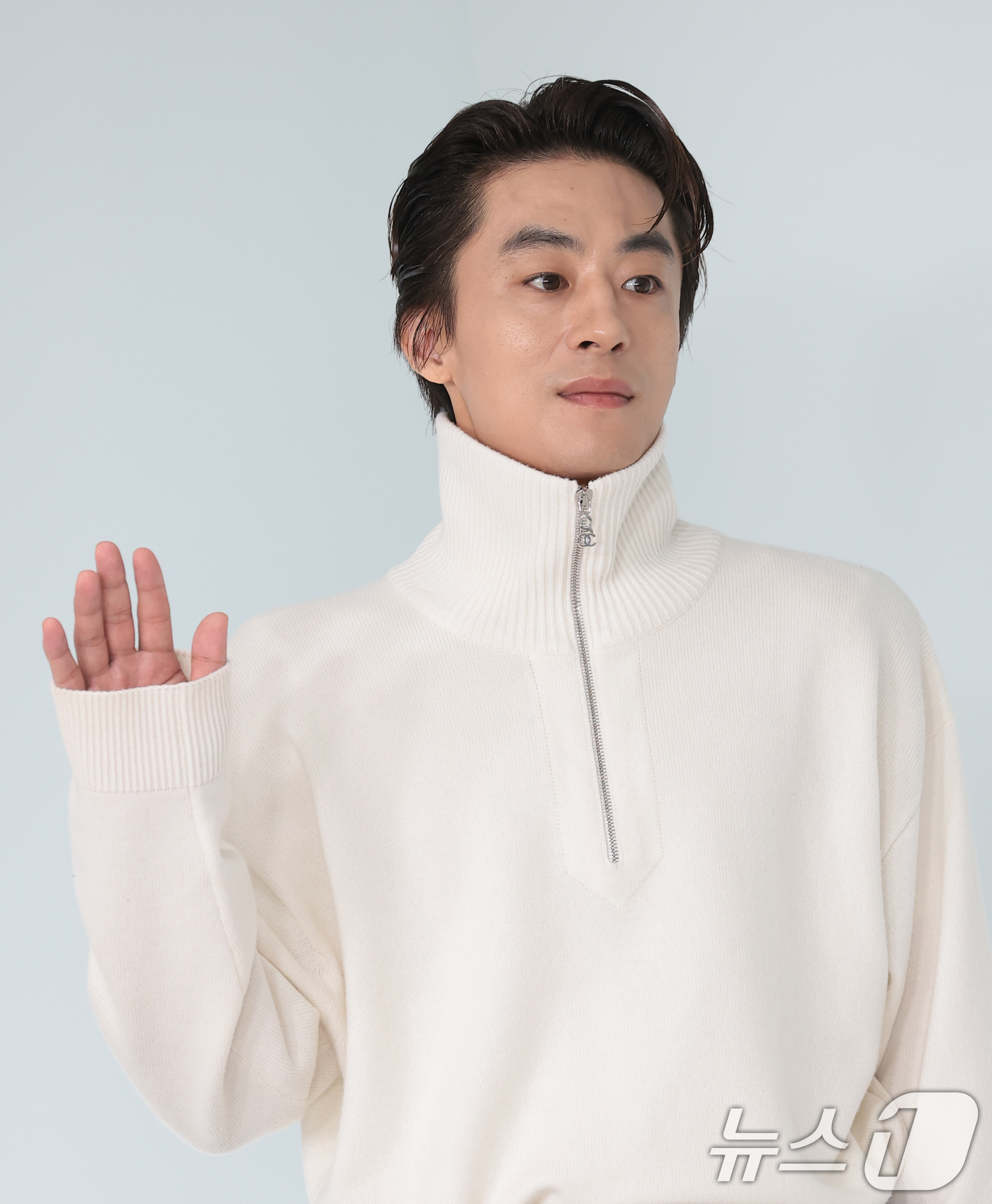 (서울=뉴스1) 권현진 기자 = 배우 구교환이 26일 서울 영등포구 퐁비두센터에서 열린 샤넬 '2026 공방 컬렉션 서울 쇼'에 참석해 포즈를 취하고 있다. 2026.5.26/뉴스 …