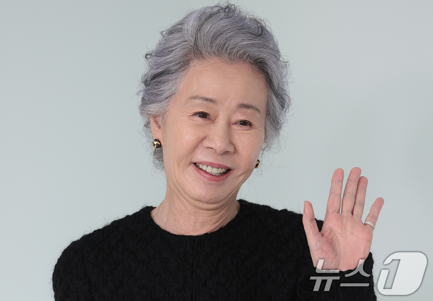 (서울=뉴스1) 권현진 기자 = 배우 윤여정이 26일 서울 영등포구 퐁비두센터에서 열린 샤넬 '2026 공방 컬렉션 서울 쇼'에 참석해 포즈를 취하고 있다. 2026.5.26/뉴스 …