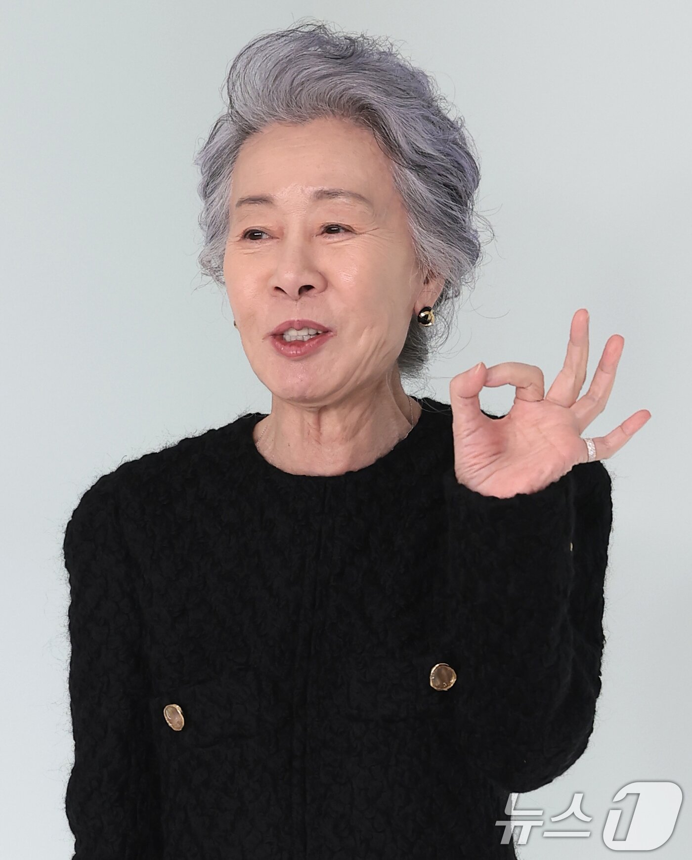 본문 이미지 - 배우 윤여정이 26일 서울 영등포구 퐁비두센터에서 열린 샤넬 '2026 공방 컬렉션 서울 쇼'에 참석해 포즈를 취하고 있다.  ⓒ 뉴스1 권현진 기자