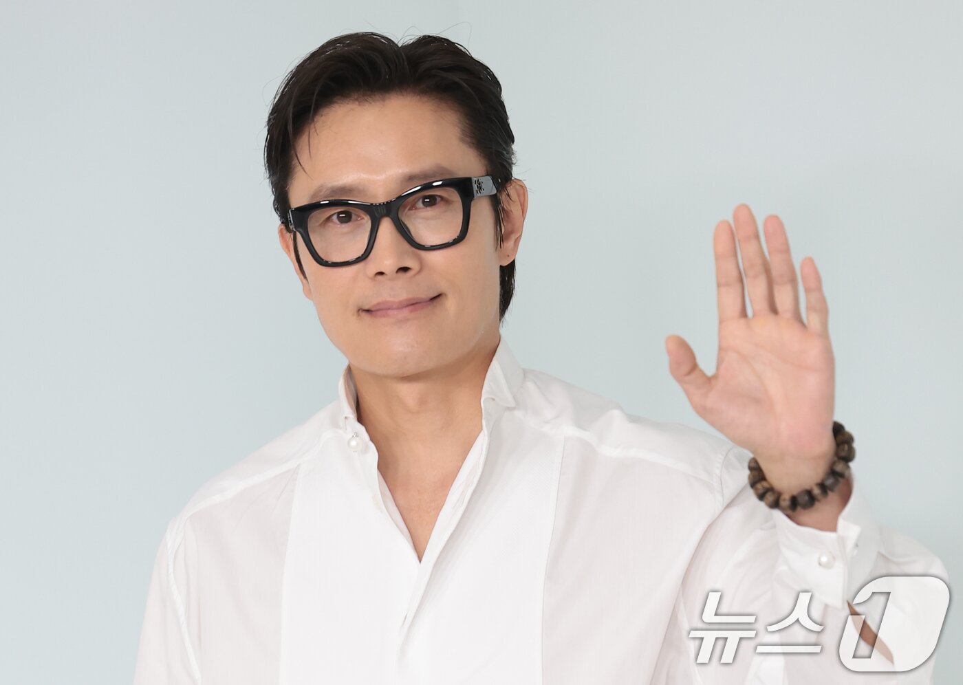 본문 이미지 - 배우 이병헌이 26일 서울 영등포구 퐁비두센터에서 열린 샤넬 '2026 공방 컬렉션 서울 쇼'에 참석해 손 인사를 하고 있다. ⓒ 뉴스1 권현진 기자