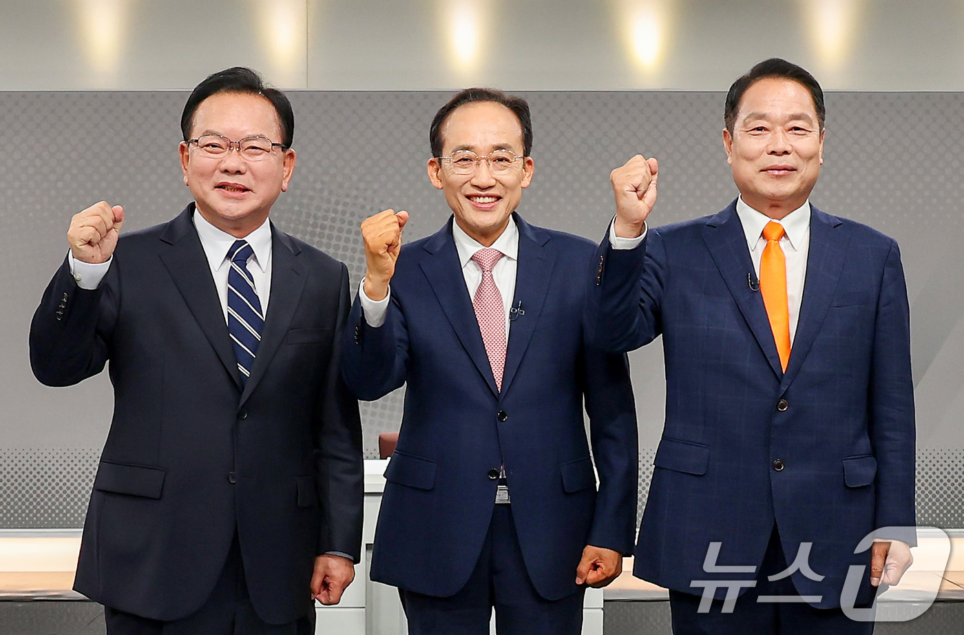 (대구=뉴스1) 공정식 기자 = 김부겸 더불어민주당 후보(왼쪽부터), 추경호 국민의힘 후보, 이수찬 개혁신당 후보가 26일 오후 대구MBC 스튜디오에서 열린 제9회 전국동시지방선거 …
