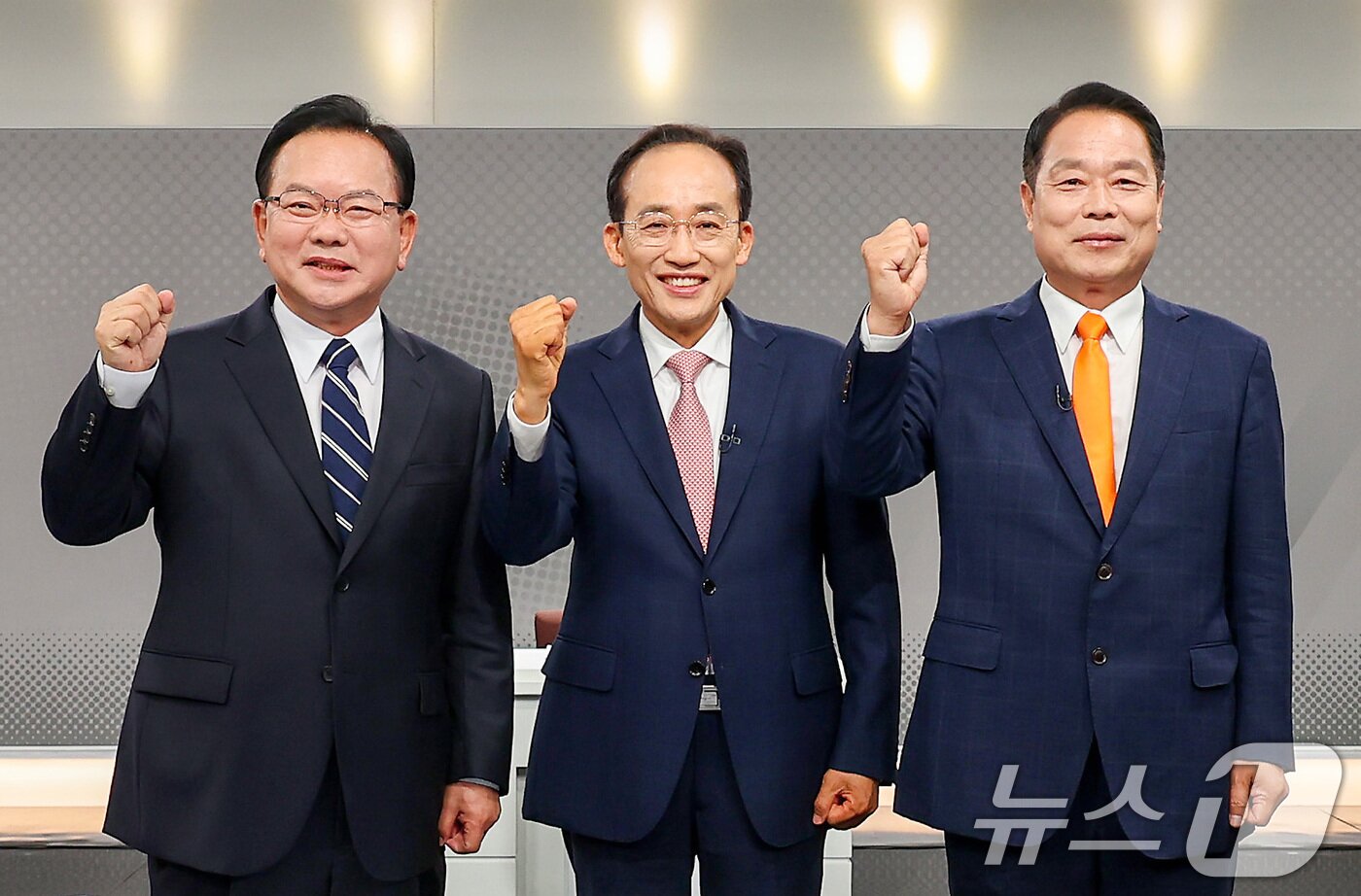 본문 이미지 - 김부겸 더불어민주당 후보(왼쪽부터), 추경호 국민의힘 후보, 이수찬 개혁신당 후보가 26일 오후 대구MBC 스튜디오에서 열린 제9회 전국동시지방선거 대구시장 후보자 토론회 시작에 앞서 기념촬영을 하고 있다. 2026.5.26 ⓒ 뉴스1 공정식 기자