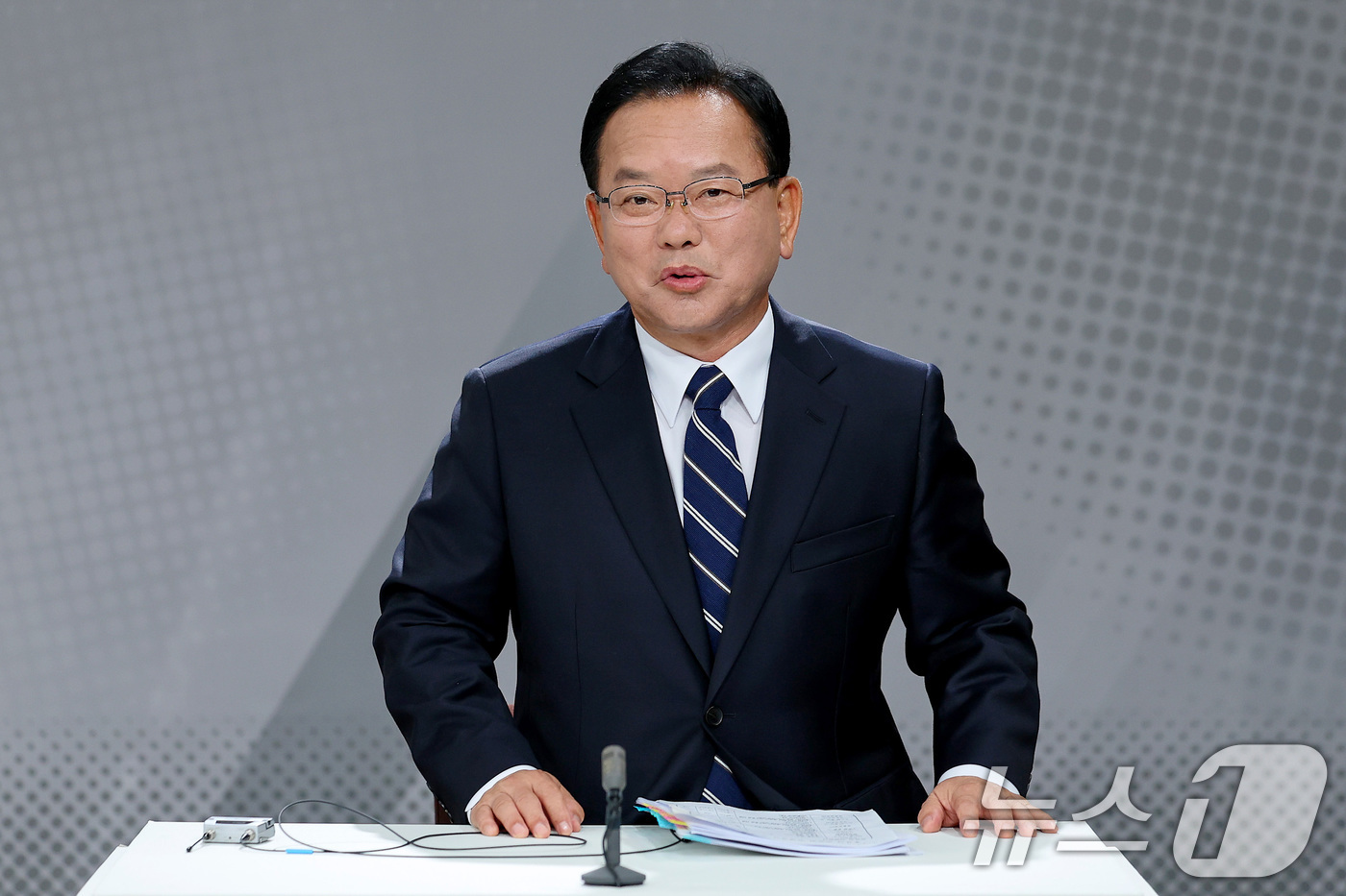 (대구=뉴스1) 공정식 기자 = 김부겸 더불어민주당 대구시장 후보가 26일 오후 대구MBC 스튜디오에서 열린 제9회 전국동시지방선거 대구시장 후보자 토론회에서 발언하고 있다. 20 …