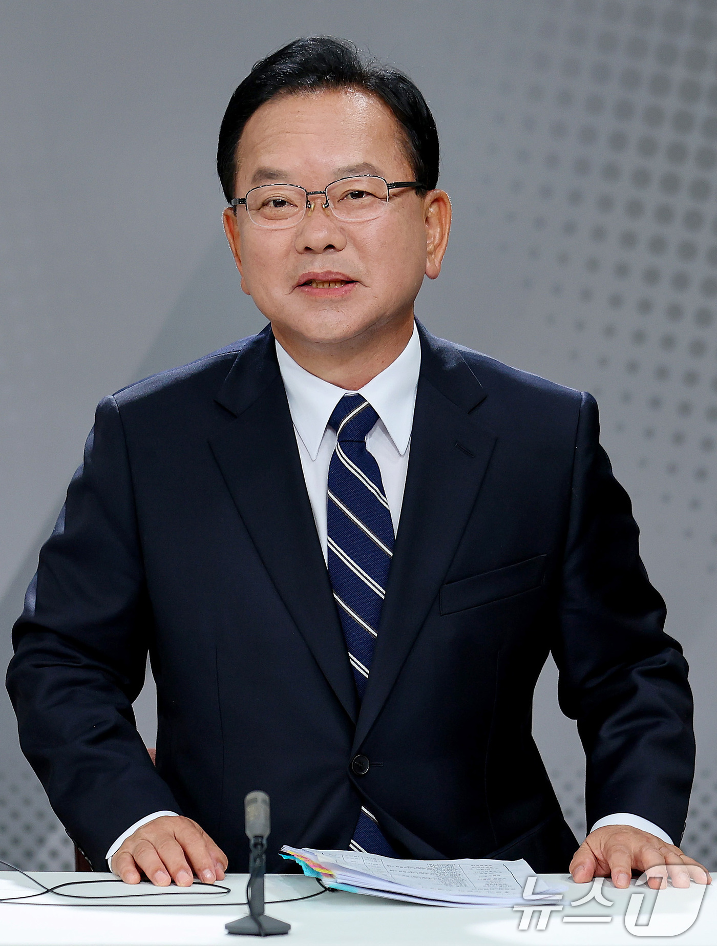 (대구=뉴스1) 공정식 기자 = 김부겸 더불어민주당 대구시장 후보가 26일 오후 대구MBC 스튜디오에서 열린 제9회 전국동시지방선거 대구시장 후보자 토론회에서 발언하고 있다. 20 …