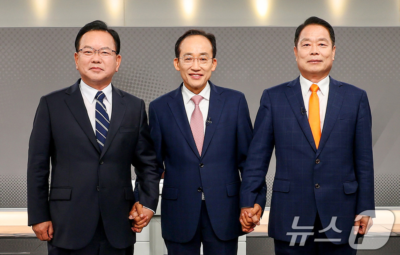 (대구=뉴스1) 공정식 기자 = 김부겸 더불어민주당 후보, 추경호 국민의힘 후보, 이수찬 개혁신당 후보(왼쪽부터)가 26일 오후 대구MBC 스튜디오에서 열린 제9회 전국동시지방선거 …