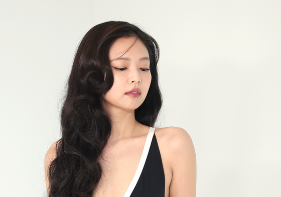"제니랑 커피 한잔" 소속사까지 찾아간 유튜버…논란에 결국 사과