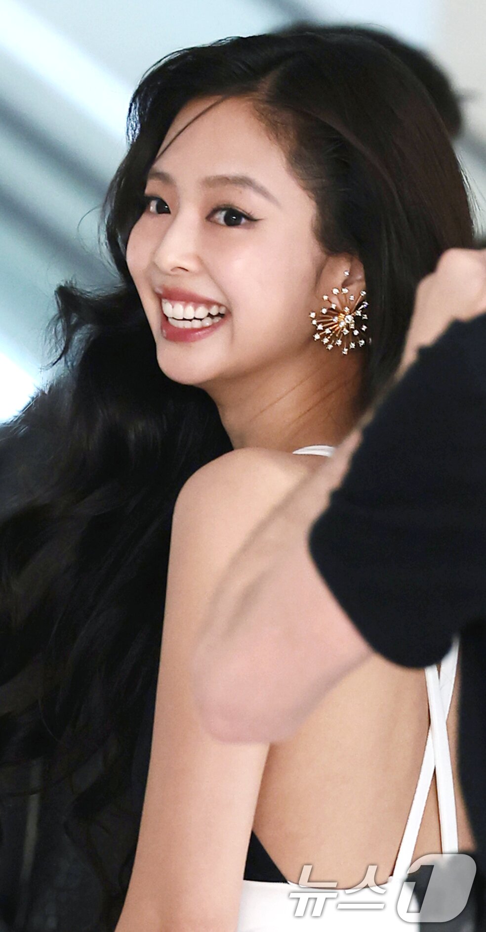 본문 이미지 - 블랙핑크 제니가 26일 서울 영등포구 서울 퐁비두센터에서 열린 샤넬 2026 공방 컬렉션 서울 쇼에 참석해 미소를 짓고 있다. ⓒ 뉴스1 권현진 기자