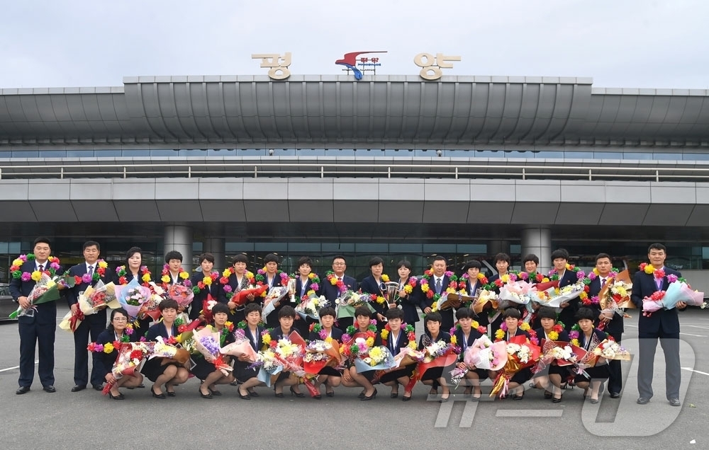 (평양 노동신문=뉴스1) = 북한 노동당 기관지 노동신문은 26일 아시아축구연맹(AFC) 여자챔피언스리그(AWCL)에서 우승한 '내고향여자축구단' 선수들이 평양에 귀국해 환영을 받 …
