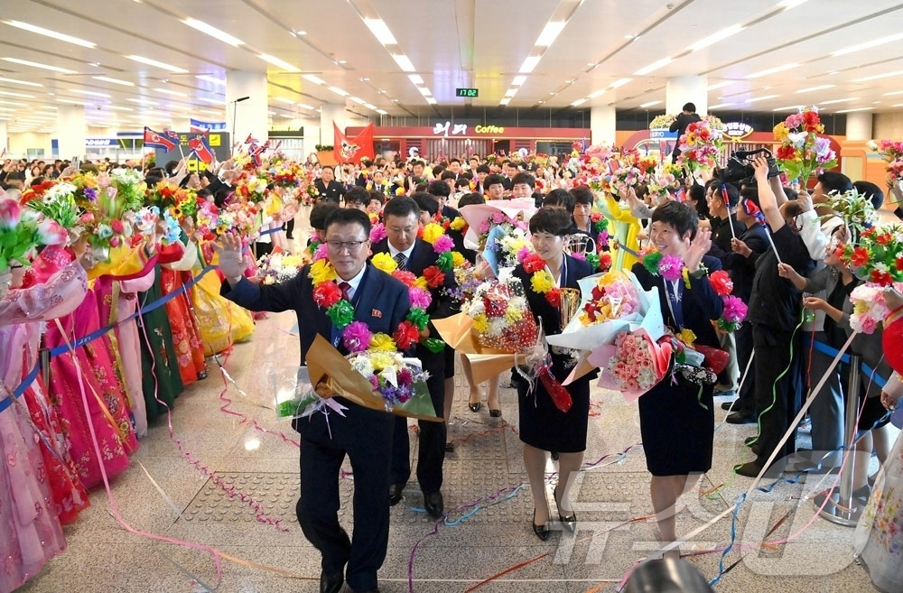 (평양 노동신문=뉴스1) = 북한 노동당 기관지 노동신문은 26일 아시아축구연맹(AFC) 여자챔피언스리그(AWCL)에서 우승한 '내고향여자축구단' 선수들이 평양에 귀국해 환영을 받 …