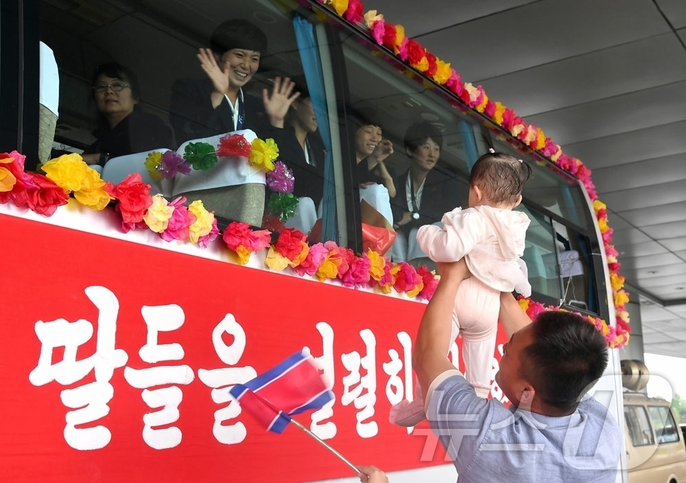 (평양 노동신문=뉴스1) = 북한 노동당 기관지 노동신문은 26일 아시아축구연맹(AFC) 여자챔피언스리그(AWCL)에서 우승한 '내고향여자축구단' 선수들이 평양에 귀국해 환영을 받 …