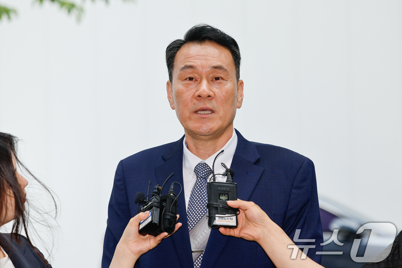 (과천=뉴스1) 안은나 기자 = 김명수 전 합참의장이 27일 오전 내란중요임무종사 혐의 피의자 신분으로 소환 조사를 받기 위해 경기 과천시 2차 종합특검(특별검사 권창영) 사무실에 …