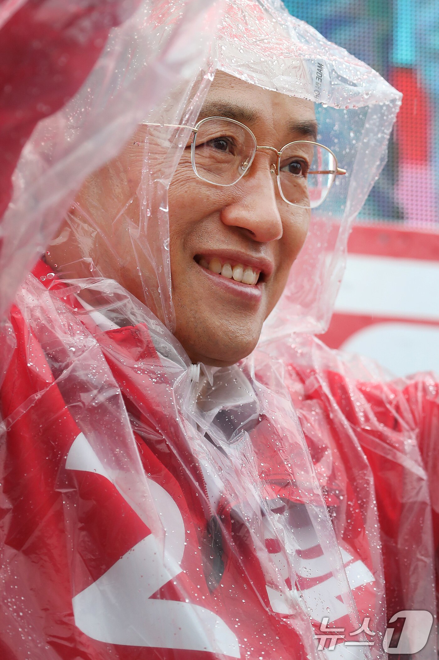본문 이미지 - 추경호 국민의힘 대구시장 후보가 27일 오전 대구 북구 팔달교 앞에서 출근길 시민들을 향해 인사하고 있다. 2026.5.27 ⓒ 뉴스1 공정식 기자