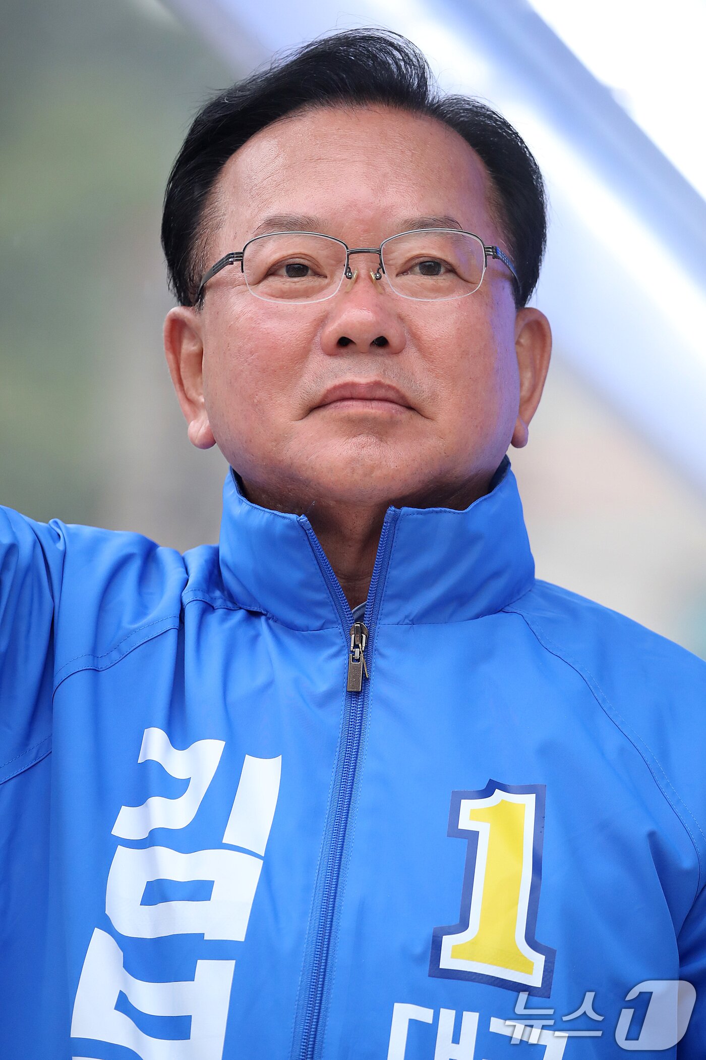 본문 이미지 - 김부겸 더불어민주당 대구시장 후보가 27일 오전 대구 북구 태전네거리에서 출근길 시민들을 향해 인사하고 있다. 2026.5.27 ⓒ 뉴스1 공정식 기자