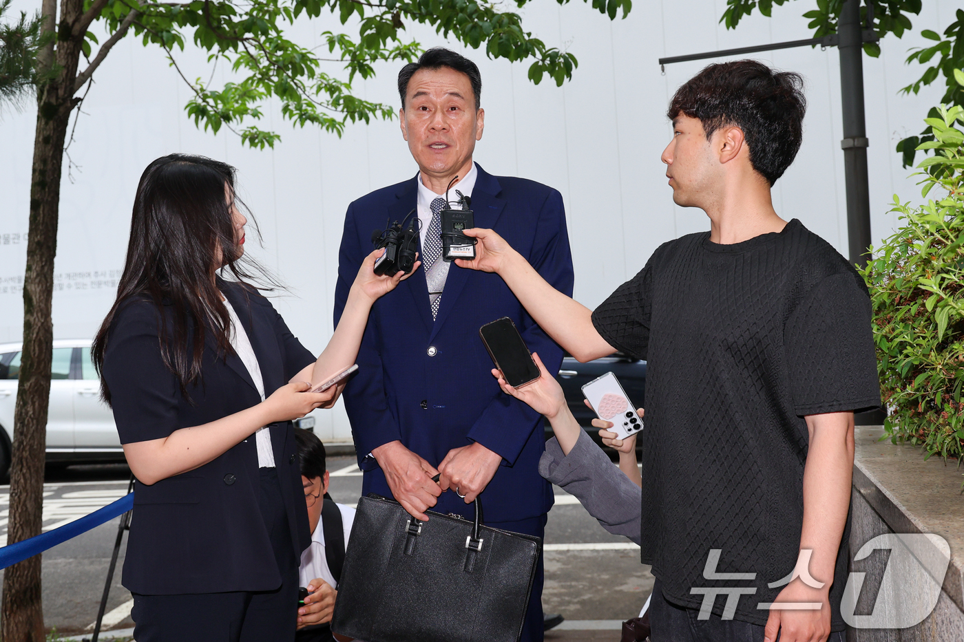 (과천=뉴스1) 안은나 기자 = 김명수 전 합참의장이 27일 오전 내란중요임무종사 혐의 피의자 신분으로 소환 조사를 받기 위해 경기 과천시 2차 종합특검(특별검사 권창영) 사무실에 …