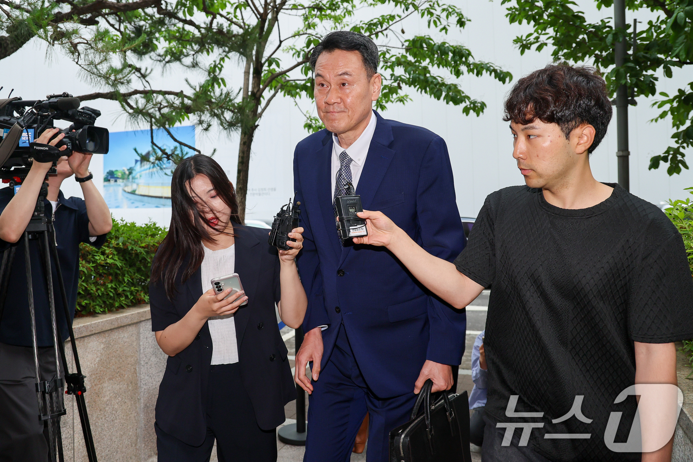 (과천=뉴스1) 안은나 기자 = 김명수 전 합참의장이 27일 오전 내란중요임무종사 혐의 피의자 신분으로 소환 조사를 받기 위해 경기 과천시 2차 종합특검(특별검사 권창영) 사무실에 …