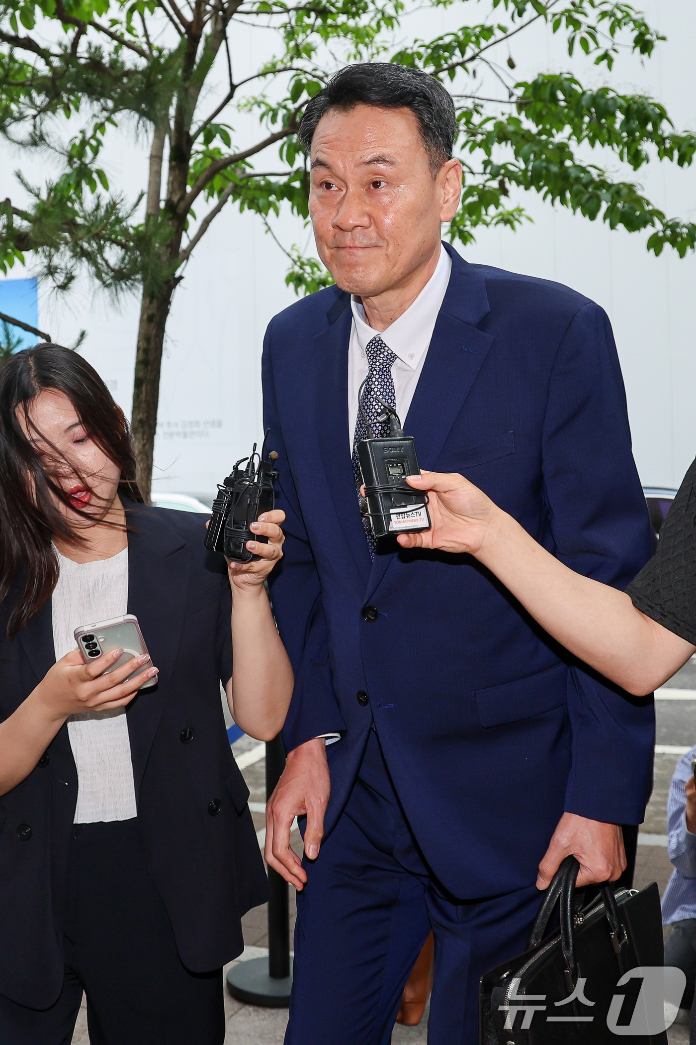 (과천=뉴스1) 안은나 기자 = 김명수 전 합참의장이 27일 오전 내란중요임무종사 혐의 피의자 신분으로 소환 조사를 받기 위해 경기 과천시 2차 종합특검(특별검사 권창영) 사무실에 …
