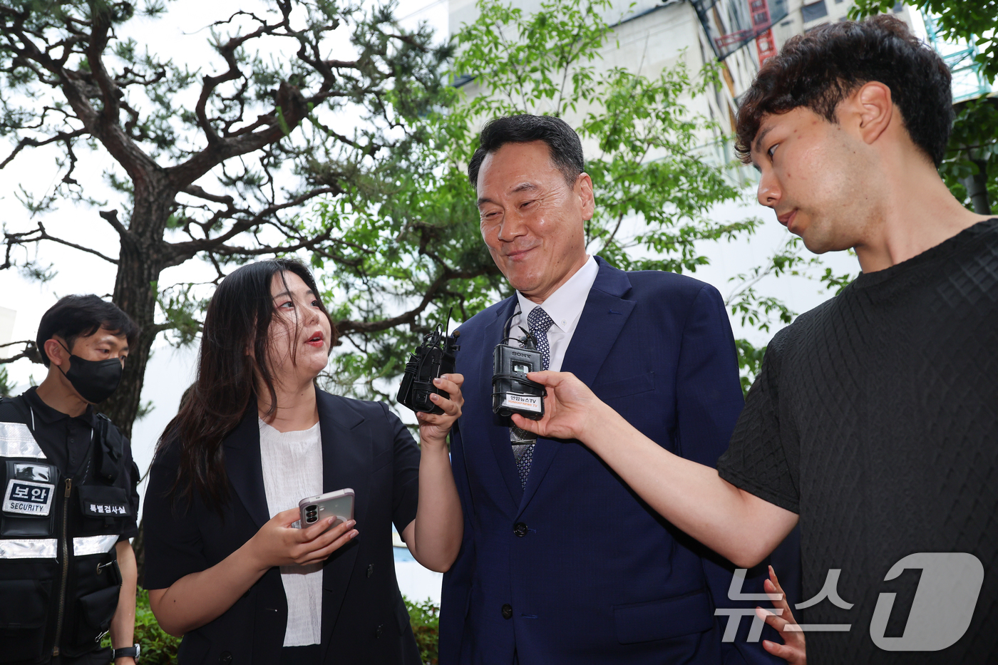 (과천=뉴스1) 안은나 기자 = 김명수 전 합참의장이 27일 오전 내란중요임무종사 혐의 피의자 신분으로 소환 조사를 받기 위해 경기 과천시 2차 종합특검(특별검사 권창영) 사무실에 …