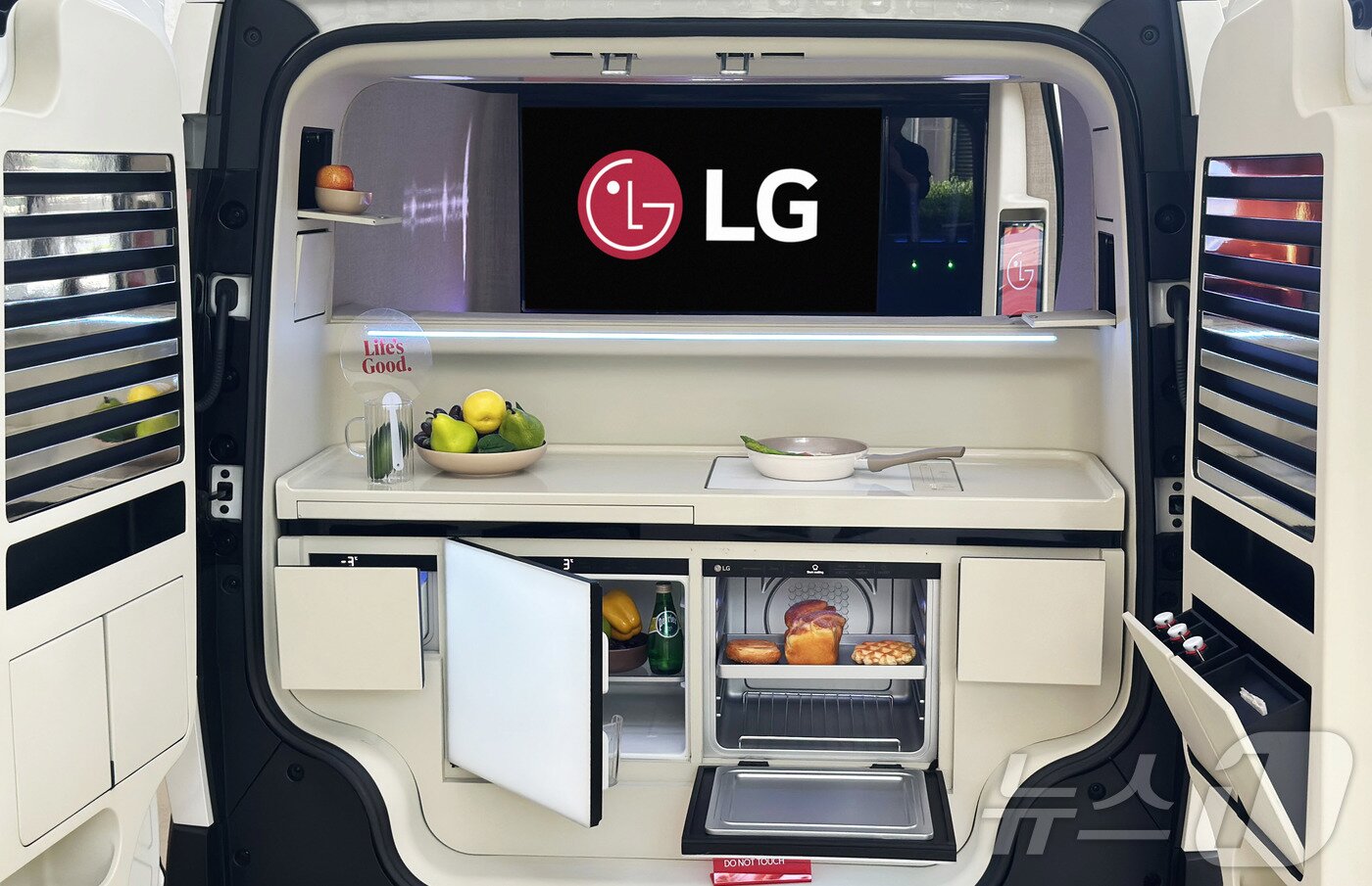 본문 이미지 - LG전자가 오는 8월 말까지 '해비치 호텔&리조트 제주'에서 기아 PV5 차량에 냉장고·오븐·와인셀러 등 가전과 맞춤 가구 접목해 야외 활동에 특화한 모빌리티 '슈필라움 글로우캐빈'을 전시한다고 27일 밝혔다. 사진은 시민들이 해비치 호텔&리조트 제주에서 전시된 '슈필라움 글로우캐빈' (LG전자 제공. 재판매 및 DB 금지) 2026.5.27 ⓒ 뉴스1