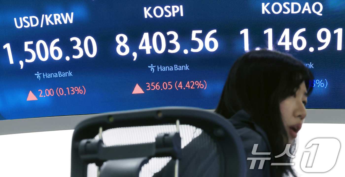 (서울=뉴스1) 이호윤 기자 = 코스피가 장중 최초로 8400을 돌파한 27일 서울 중구 하나은행 딜링룸 현황판에 코스피가 표시되고 있다. 이날 코스피는 전날보다 194.61포인트 …