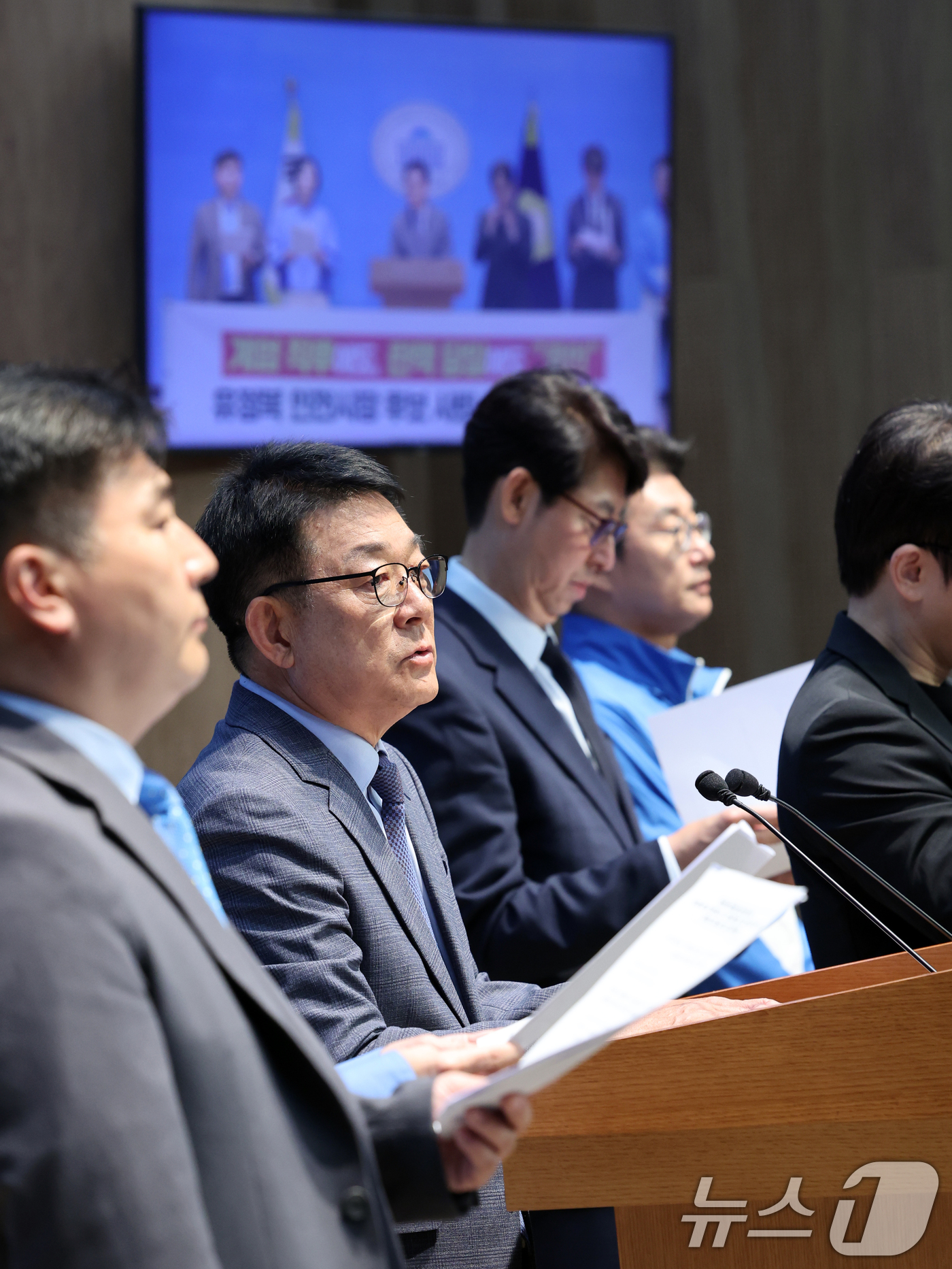 (서울=뉴스1) 황기선 기자 = 더불어민주당 인천지역 국회의원들이 27일 오전 서울 여의도 국회 소통관에서 '코인 의혹' 유정복 국민의힘 인천시장 후보 사퇴 촉구 기자회견을 진행하 …