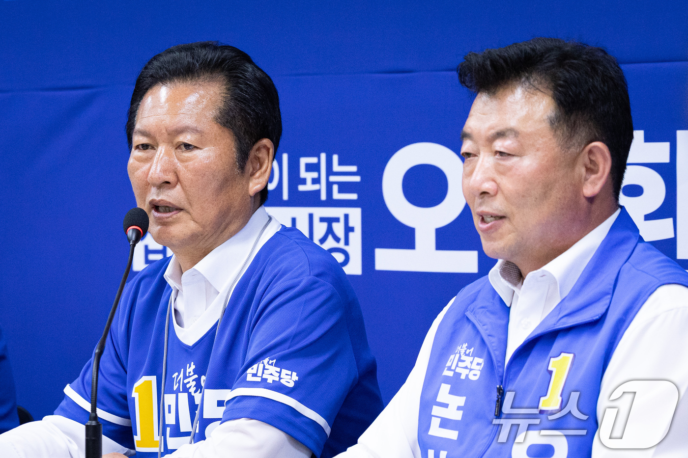 (논산=뉴스1) 유승관 기자 = 정청래 더불어민주당 대표가 27일 충남 논산시 오인환 논산시장 후보 선거사무소에서 열린 현장 중앙선거대책위원회의에서 모두 발언을 하고 있다. 202 …