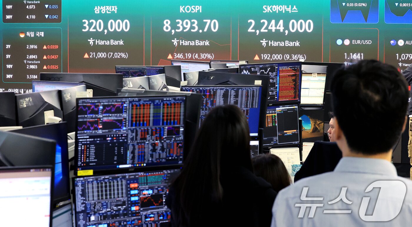 본문 이미지 - 삼성전자와 SK하이닉스가 레버리지 상장지수펀드(ETF)에 출시된 27일 서울 중구 하나은행 딜링룸 현황판에 증시가 표시되고 있다. 2026.5.27 ⓒ 뉴스1 이호윤 기자