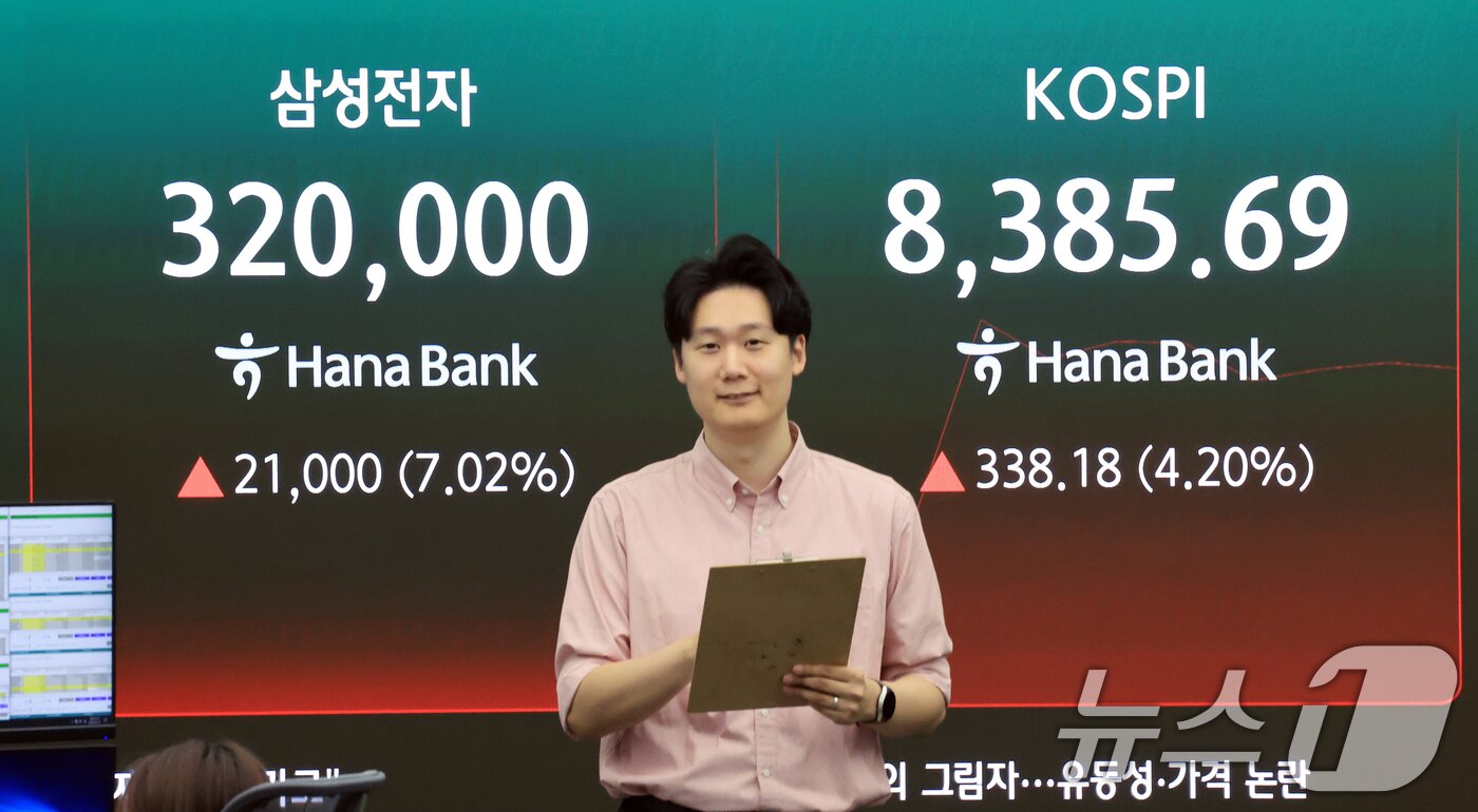 본문 이미지 - 삼성전자와 SK하이닉스가 레버리지 상장지수펀드(ETF)에 출시된 27일 서울 중구 하나은행 딜링룸 현황판에 증시가 표시되고 있다. 2026.5.27 ⓒ 뉴스1 이호윤 기자