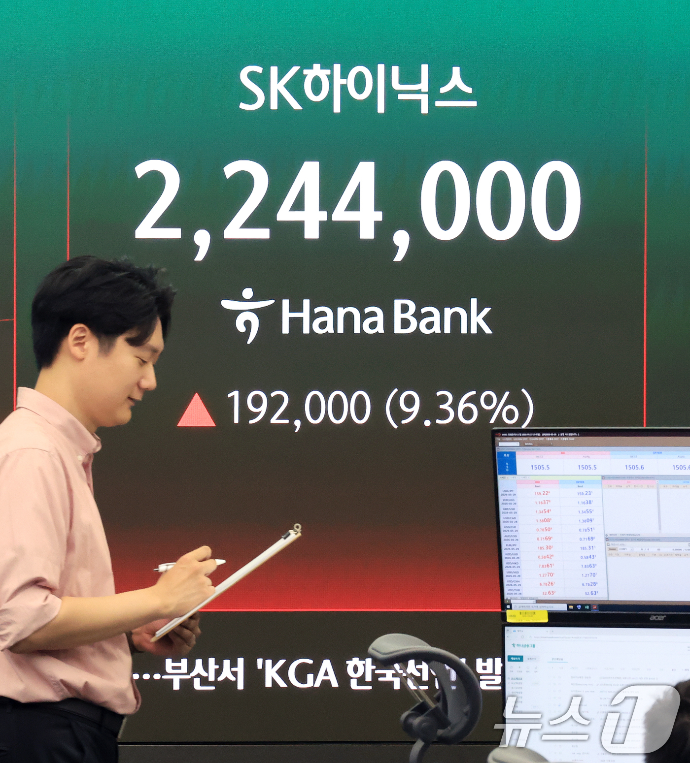 (서울=뉴스1) 이호윤 기자 = 삼성전자와 SK하이닉스가 레버리지 상장지수펀드(ETF)에 출시된 27일 서울 중구 하나은행 딜링룸 현황판에 증시가 표시되고 있다. 2026.5.27 …