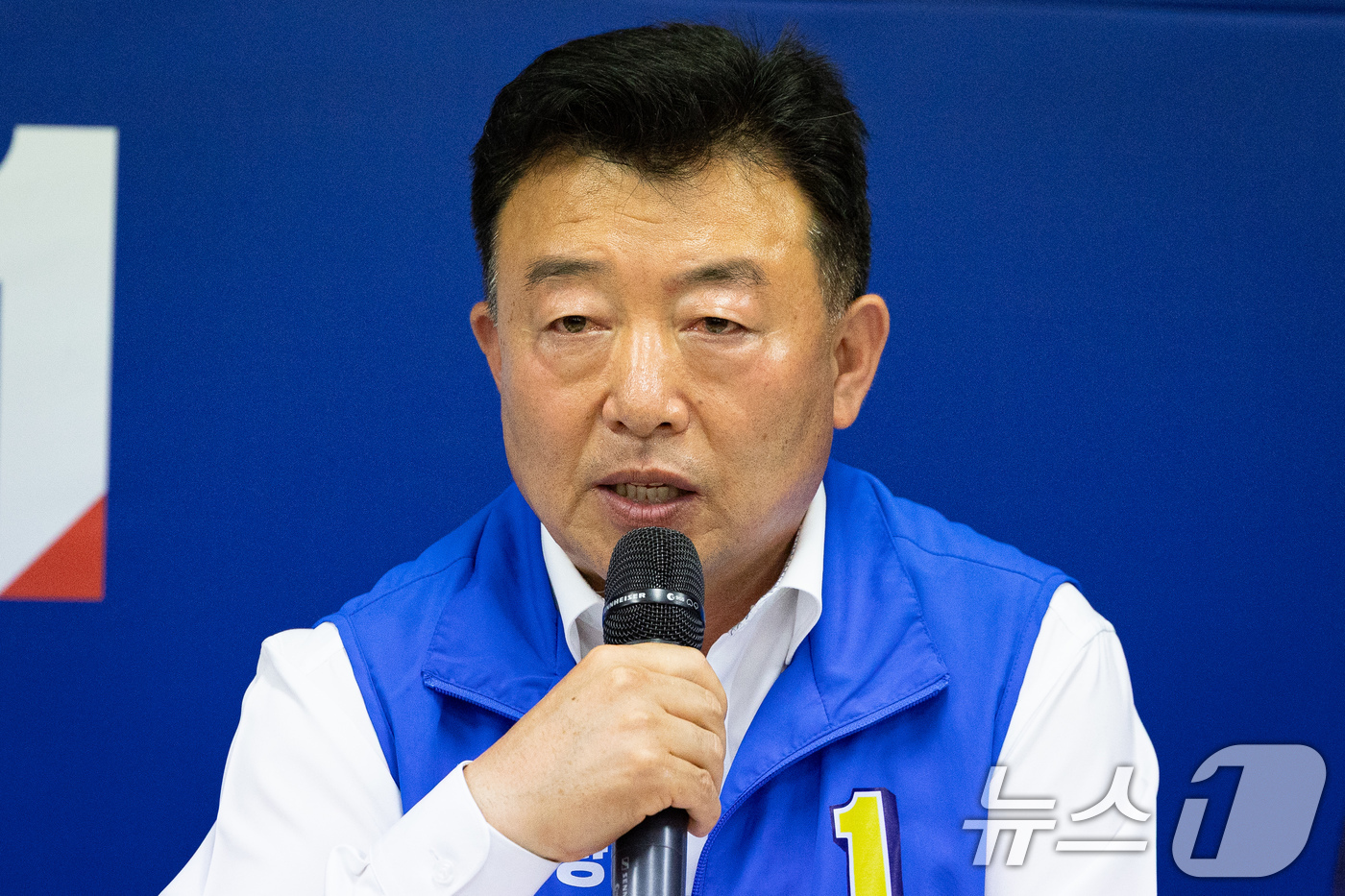 (논산=뉴스1) 유승관 기자 = 오인환 더불어민주당 논산시장 후보가 27일 충남 논산시 자신의 선거사무소에서 열린 현장 중앙선거대책위원회의에서 모두 발언을 하고 있다. 2026.5 …
