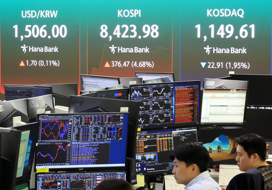 코스피 8400 뚫으며 역대 최고치···'매수 사이드카 발동'