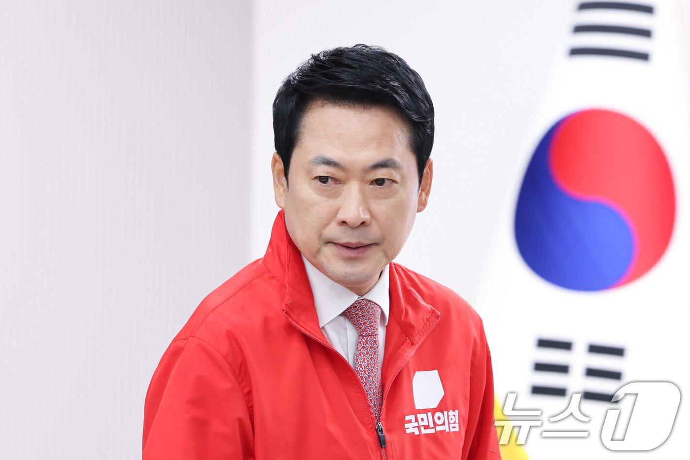 본문 이미지 - 장동혁 국민의힘 대표가 27일 서울 여의도 국민의힘 당사에서 열린 중앙선거대책위원회의에 참석하고 있다. 2026.5.27 ⓒ 뉴스1 신웅수 기자