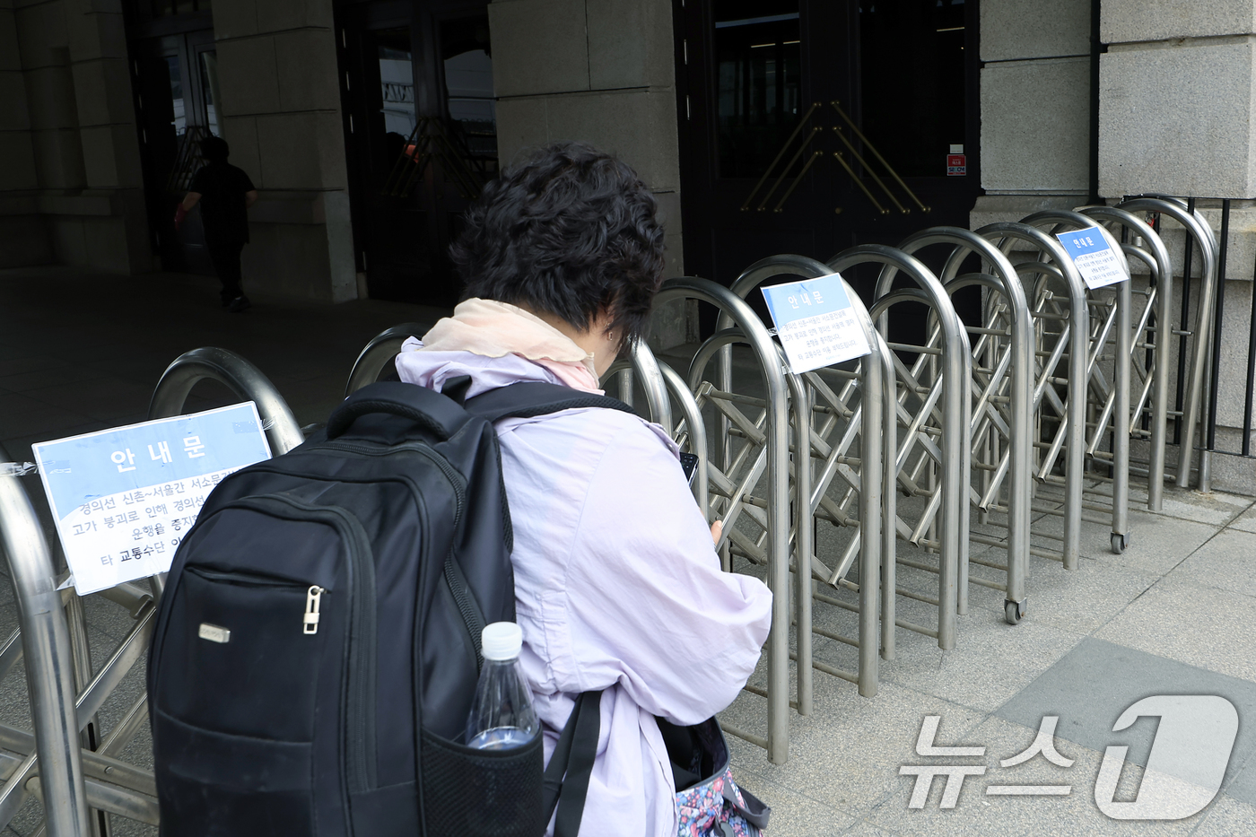 (서울=뉴스1) 박정호 기자 = 서소문 고가차도 붕괴 사고 여파로 KTX와 일반열차 운행이 대거 중단·조정된 27일 오전 서울 용산구 한강대로 서울역 경의선 출입구 앞에서 대구에서 …