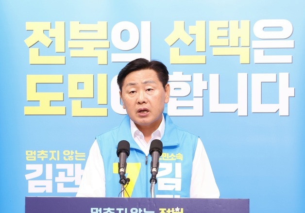 질의에 답변하는 김관영 후보