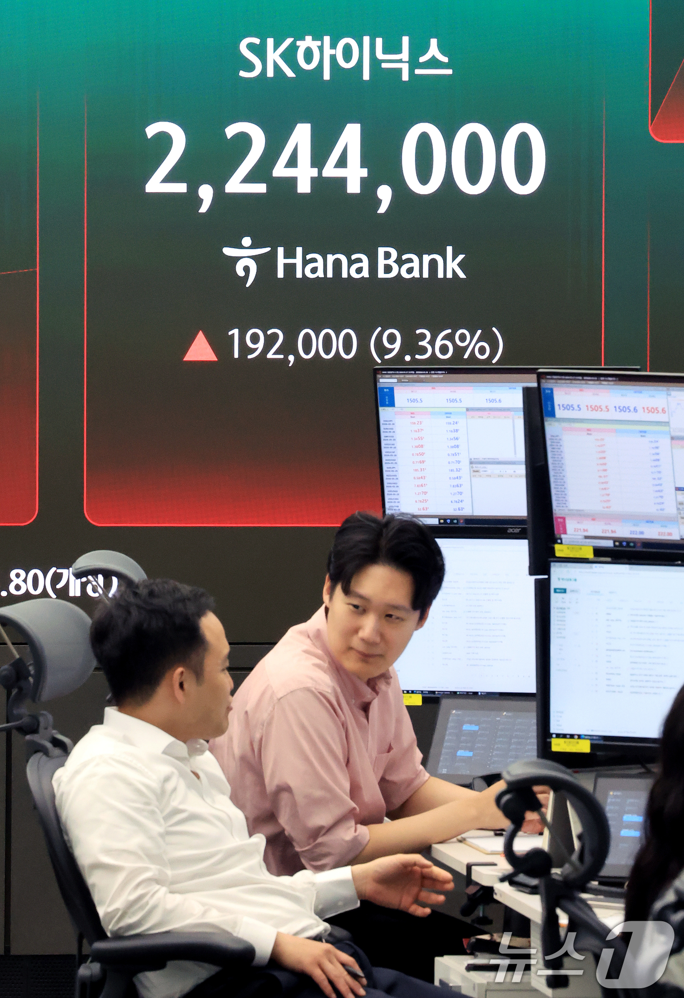 (서울=뉴스1) 이호윤 기자 = 삼성전자와 SK하이닉스가 레버리지 상장지수펀드(ETF)에 출시된 27일 서울 중구 하나은행 딜링룸 현황판에 증시가 표시되고 있다. 2026.5.27 …