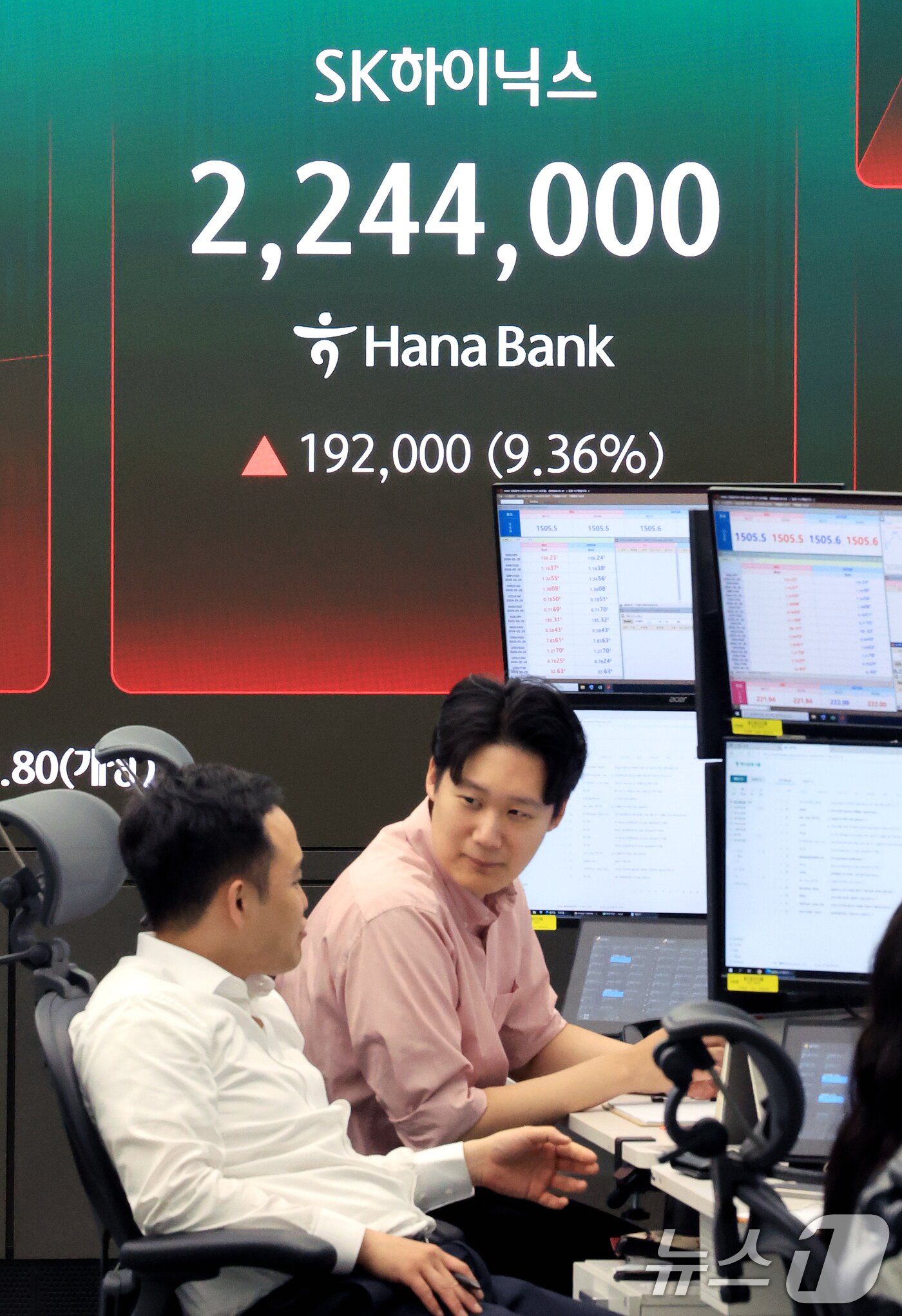본문 이미지 - 삼성전자와 SK하이닉스가 레버리지 상장지수펀드(ETF)에 출시된 27일 서울 중구 하나은행 딜링룸 현황판에 증시가 표시되고 있다. 2026.5.27 ⓒ 뉴스1 이호윤 기자