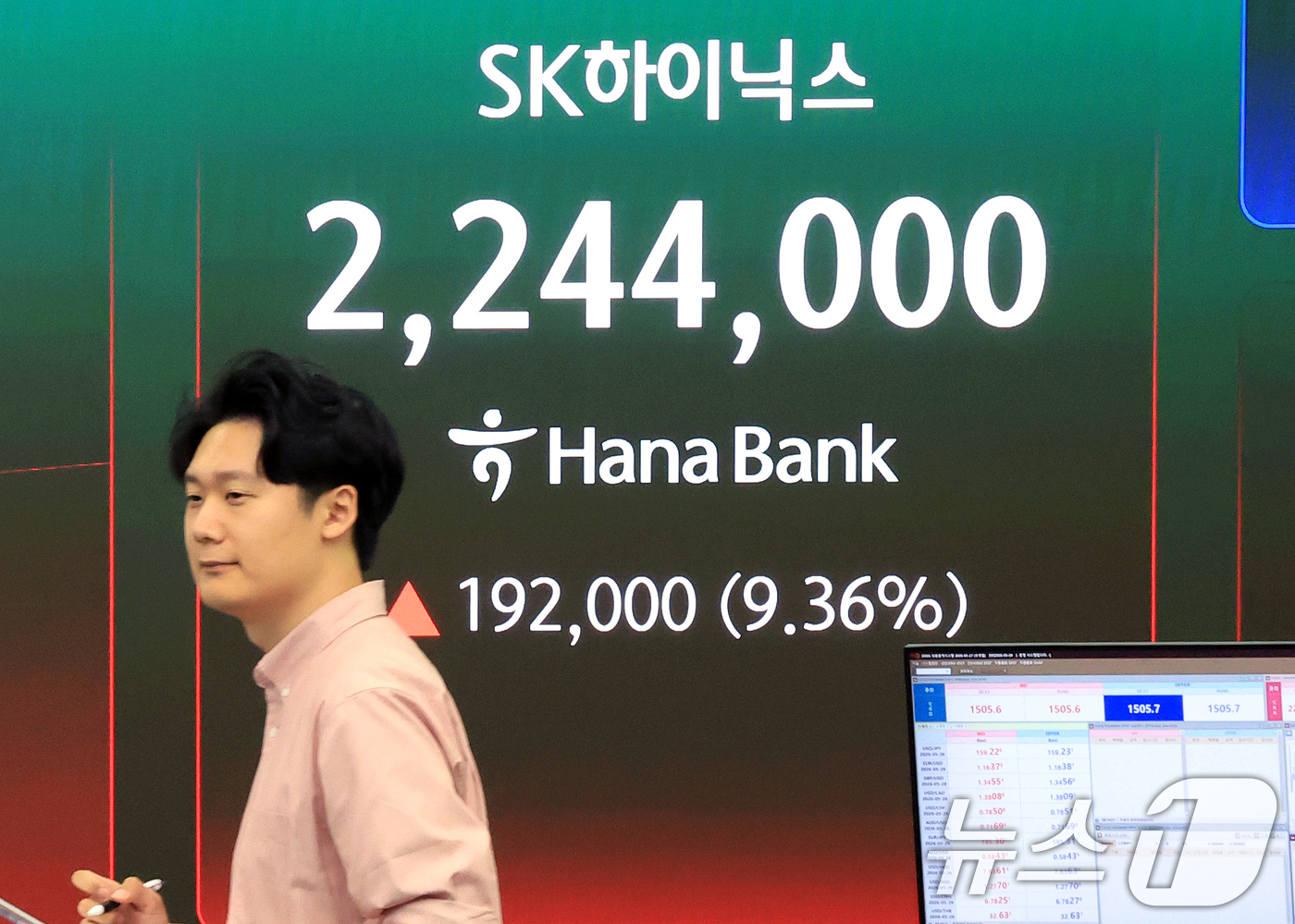(서울=뉴스1) 이호윤 기자 = 삼성전자와 SK하이닉스가 레버리지 상장지수펀드(ETF)에 출시된 27일 서울 중구 하나은행 딜링룸 현황판에 증시가 표시되고 있다. 2026.5.27 …