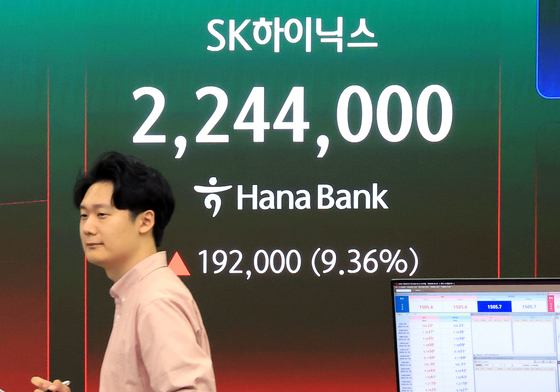 SK 하이닉스 시총 1조 달라 클럽 진입···삼성전자 이어 2번째
