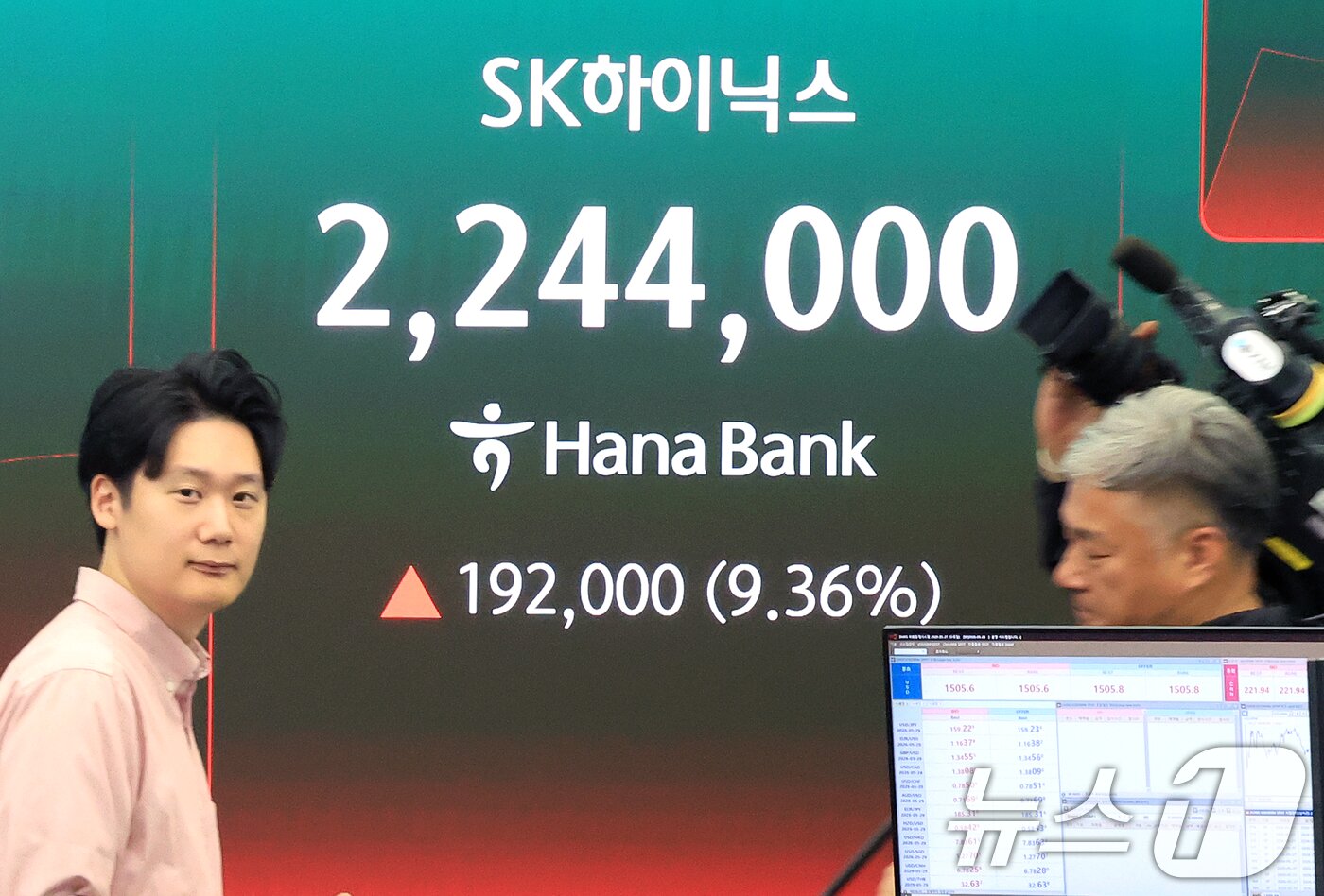 본문 이미지 - 삼성전자와 SK하이닉스가 레버리지 상장지수펀드(ETF)에 출시된 27일 서울 중구 하나은행 딜링룸 현황판에 증시가 표시되고 있다. 2026.5.27 ⓒ 뉴스1 이호윤 기자