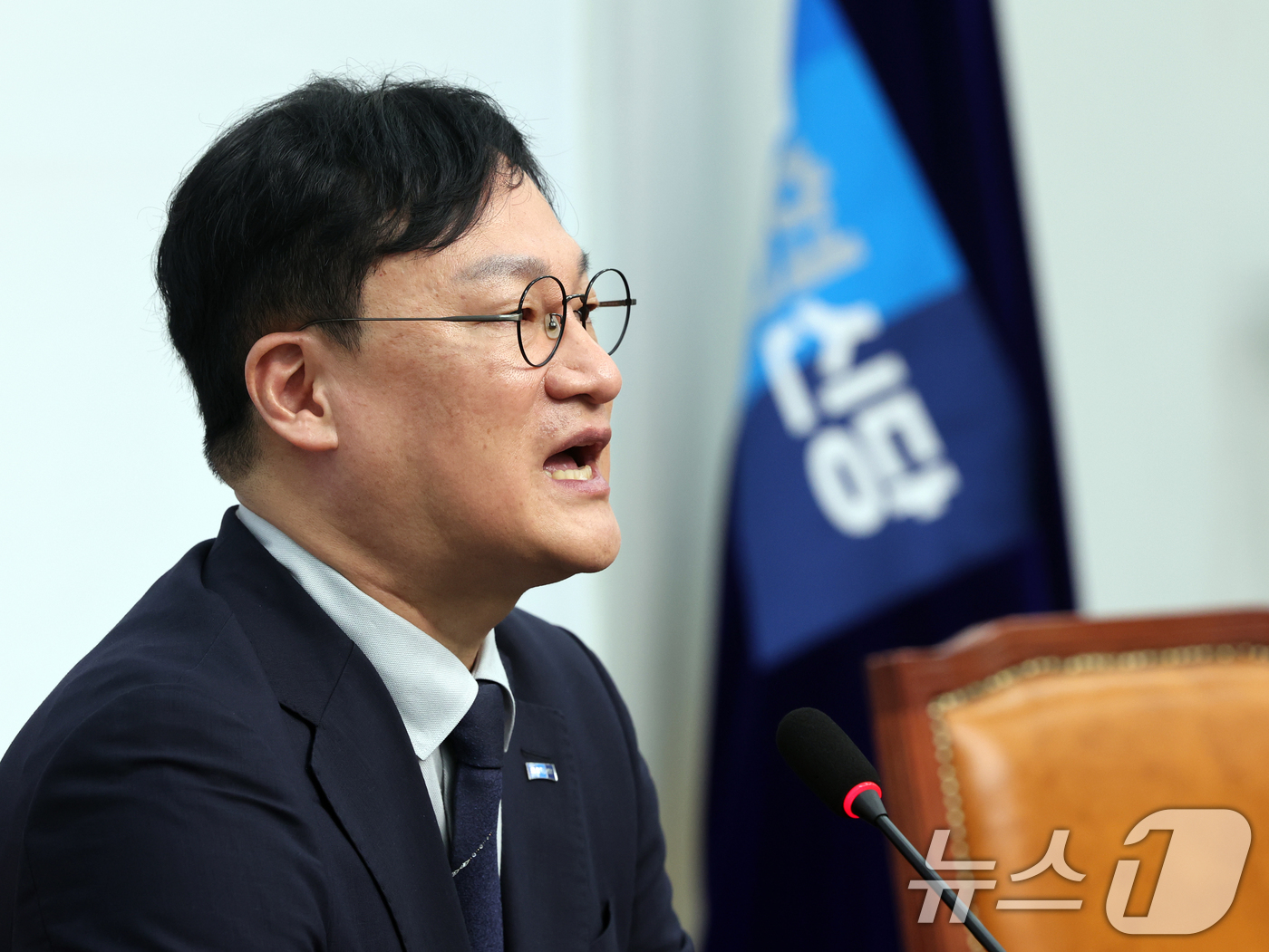 (서울=뉴스1) 황기선 기자 = 황명필 조국혁신당 울산시당 위원장이 27일 오전 서울 여의도 국회에서 6·3 지방선거 울산시장 후보 단일화 관련 기자회견을 하고 있다. 2026.5 …