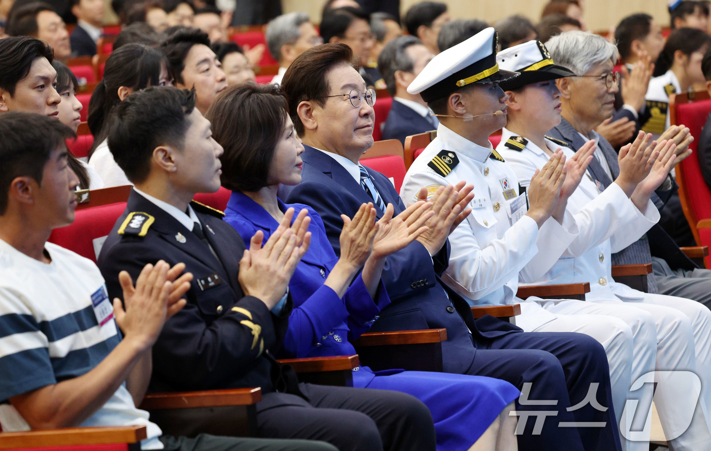 (부산=뉴스1) 허경 기자 = 이재명 대통령과 김혜경 여사가 27일 부산 영도구에서 열린 제31회 바다의날 기념식에서 박수를 치고 있다. (청와대통신사진기자단) 2026.5.27/ …