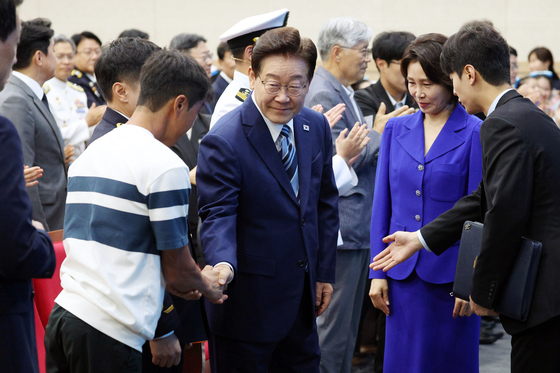 李대통령 부부, 남항시장 찾아 먹거리 구매…부산서 이틀 연속 민생행보