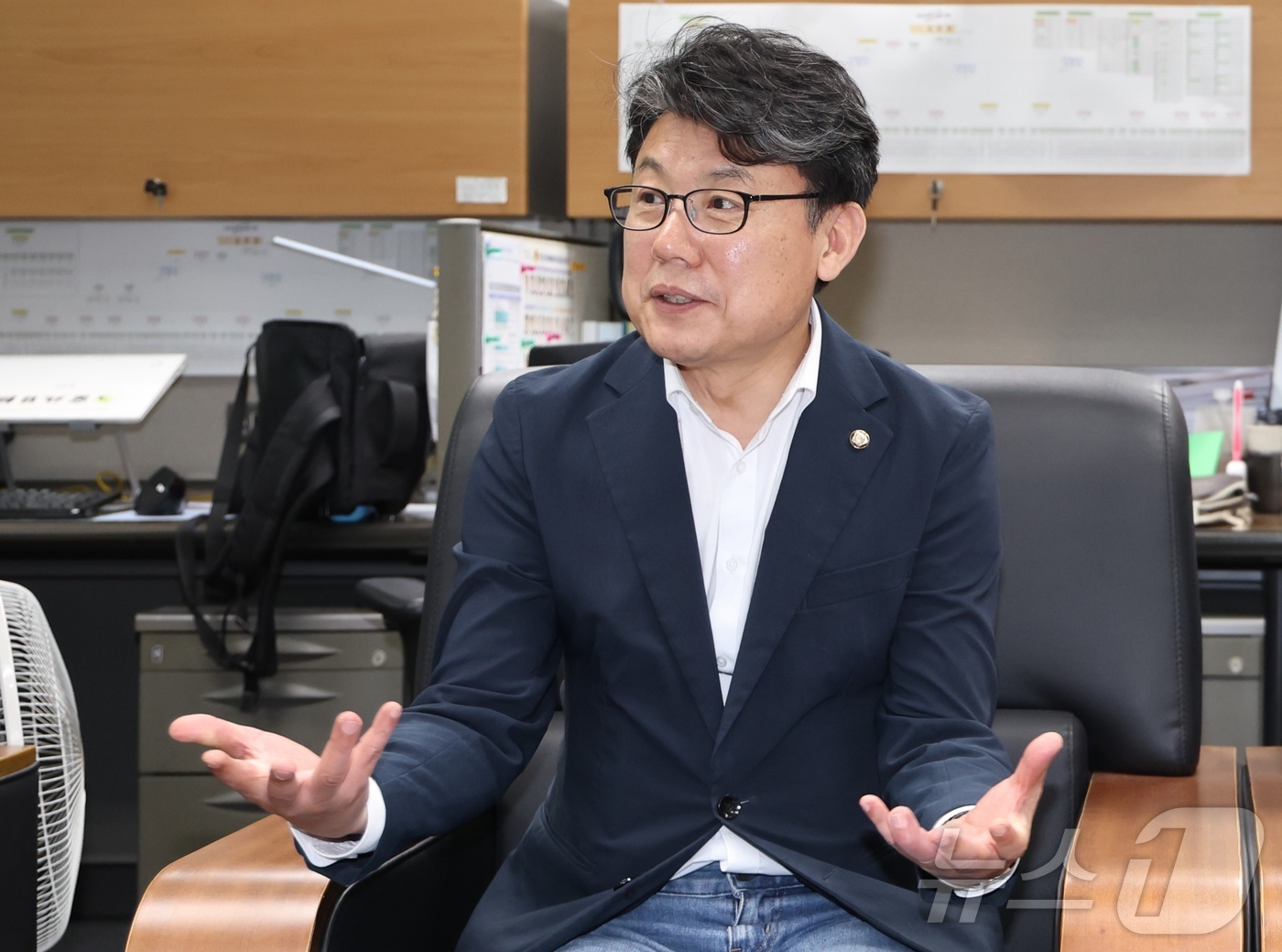 (전주=뉴스1) 유경석 기자 = 진성준 더불어민주당 의원이 27일 전북 전주시 전북특별자치도의회 기자실을 찾아 간담회를 열고 질의에 답변을 하고 있다. 2026.5.27/뉴스1